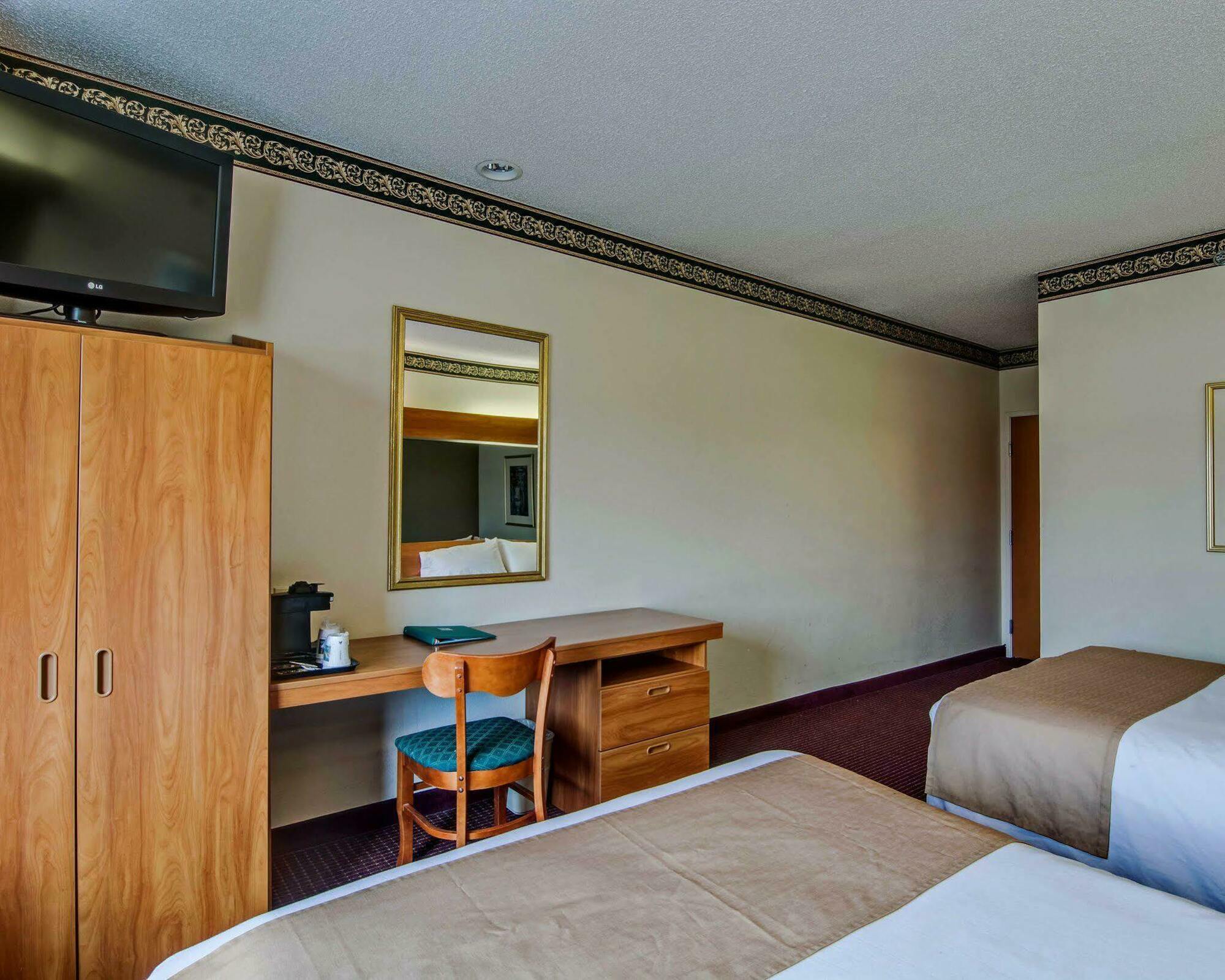 Quality Inn & Suites I-81 Exit 7 Bristol Exterior photo